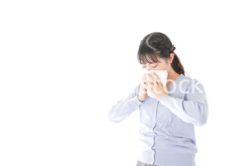 花粉症に苦しむ若い女性