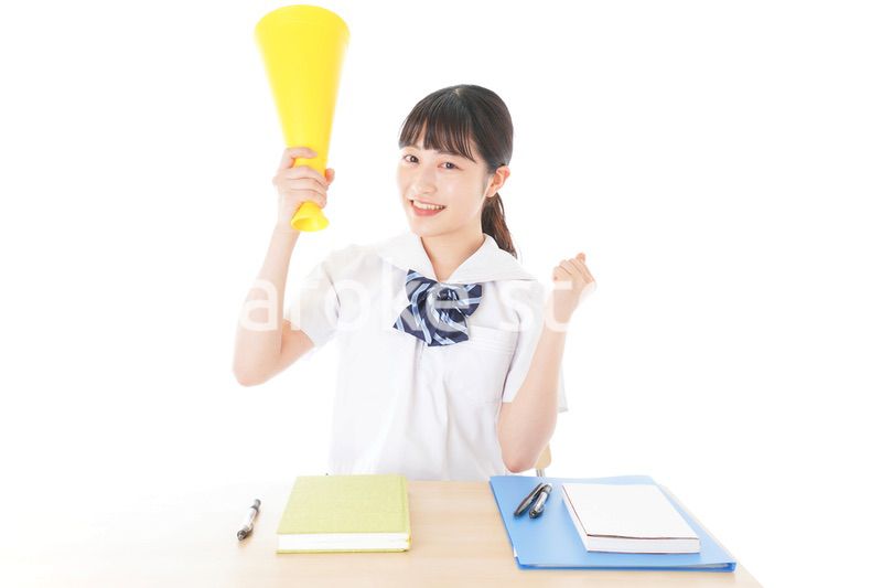 応援をする制服姿の女子学生