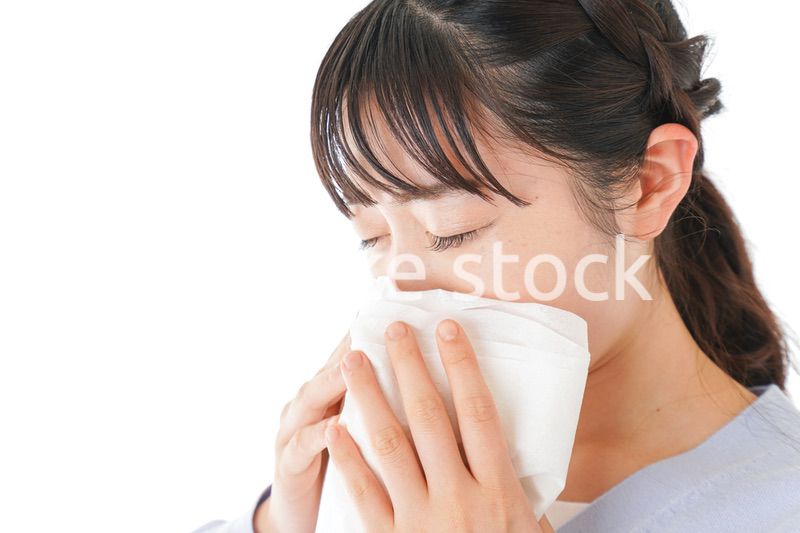 花粉症に苦しむ若い女性