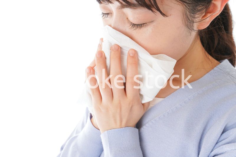 花粉症に苦しむ若い女性