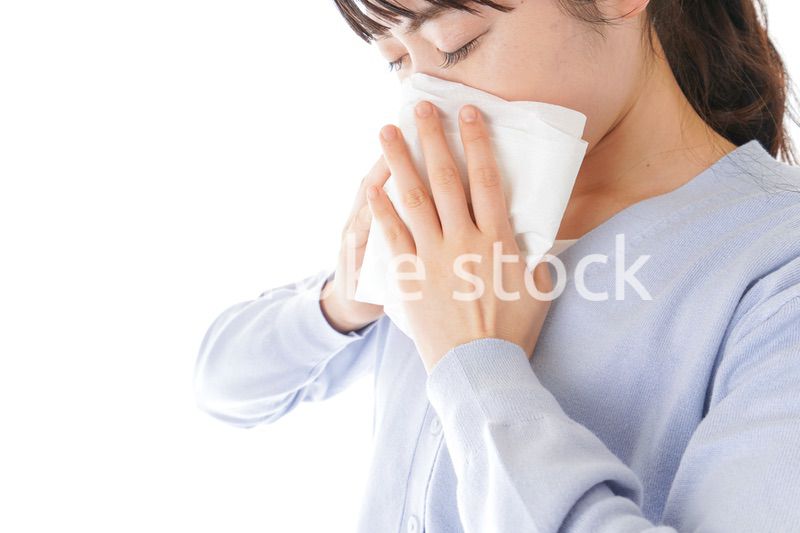 花粉症に苦しむ若い女性