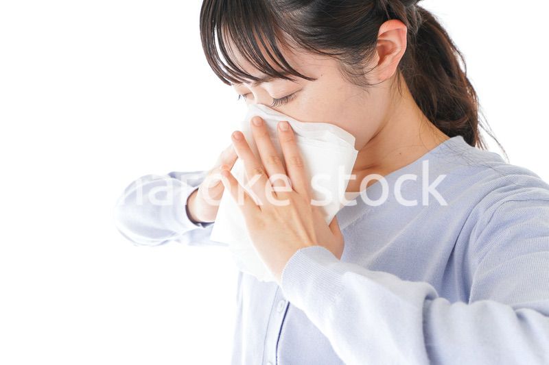 花粉症に苦しむ若い女性