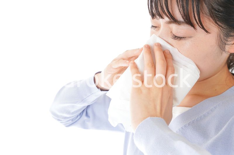 花粉症に苦しむ若い女性