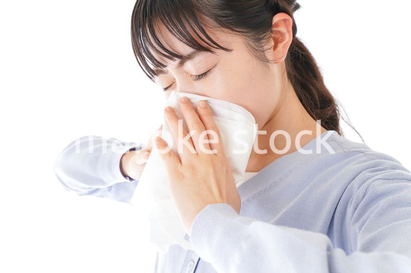 花粉症に苦しむ若い女性