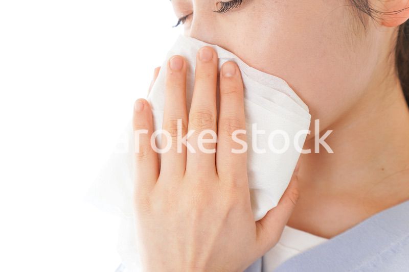 花粉症に苦しむ若い女性