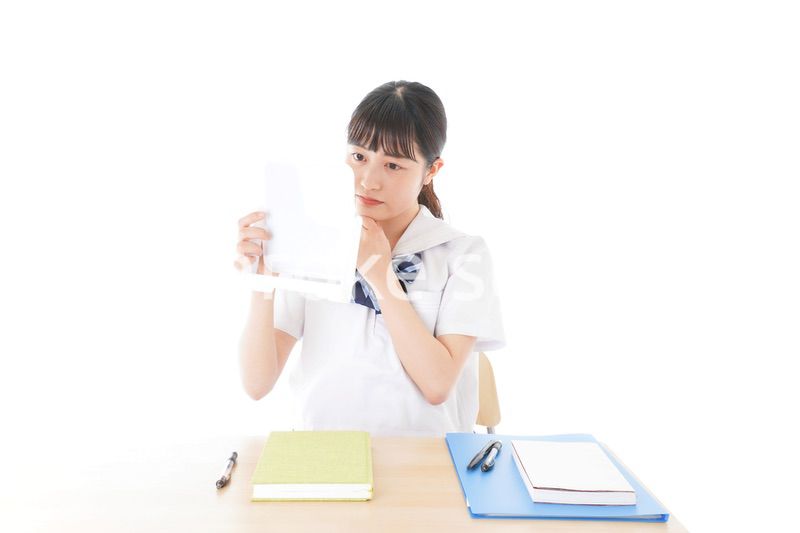 容姿を気にする制服姿の女子学生