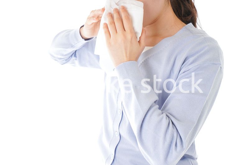 花粉症に苦しむ若い女性