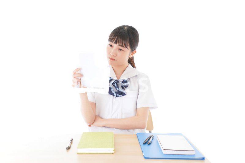 容姿を気にする制服姿の女子学生