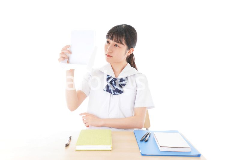 容姿を気にする制服姿の女子学生