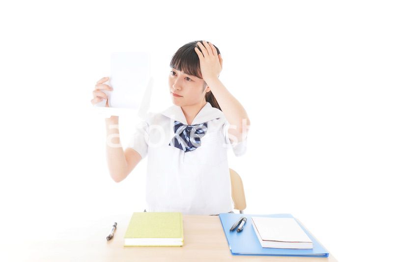 容姿を気にする制服姿の女子学生