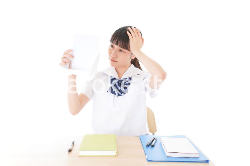 容姿を気にする制服姿の女子学生