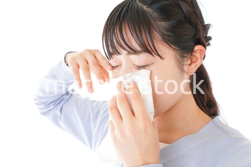 花粉症に苦しむ若い女性