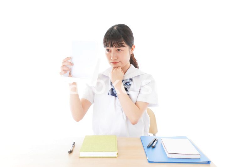 容姿を気にする制服姿の女子学生