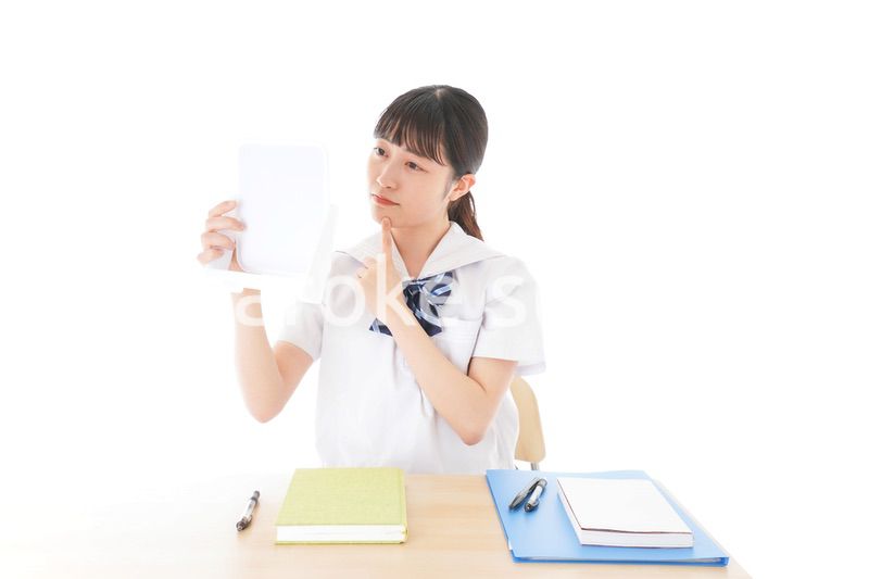容姿を気にする制服姿の女子学生