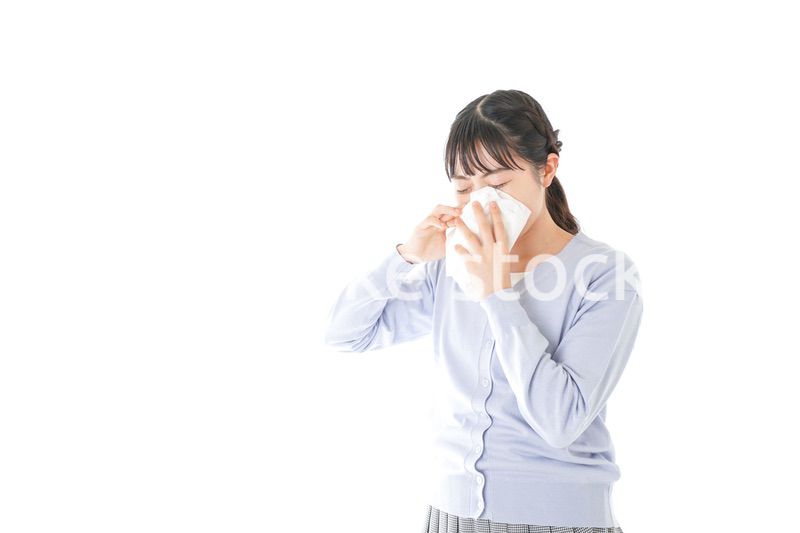 花粉症に苦しむ若い女性