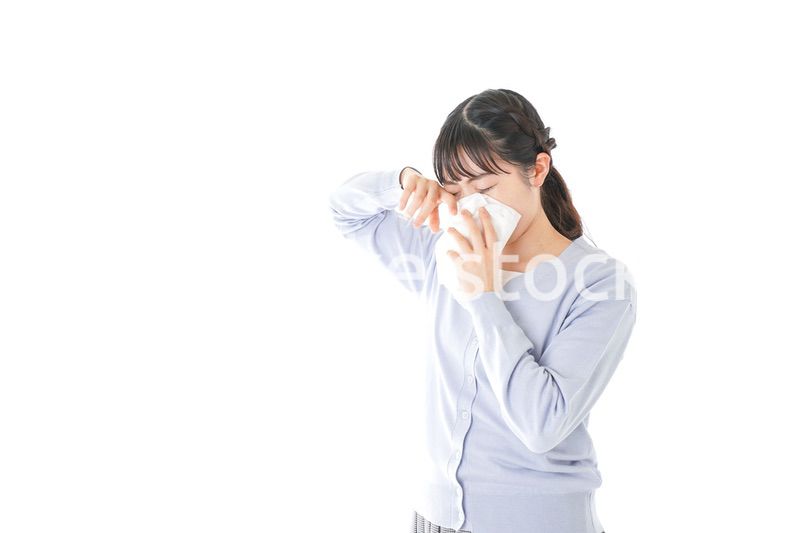 花粉症に苦しむ若い女性