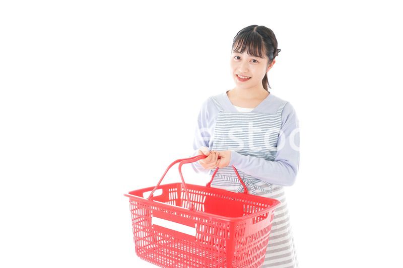 スーパーで買い物をする若い主婦