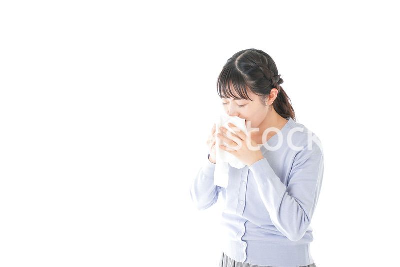 花粉症に苦しむ若い女性