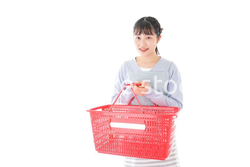 スーパーで買い物をする若い主婦