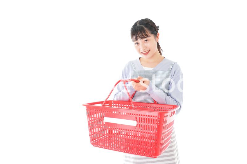 スーパーで買い物をする若い主婦