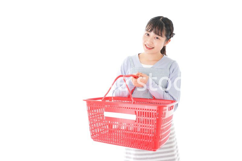 スーパーで買い物をする若い主婦