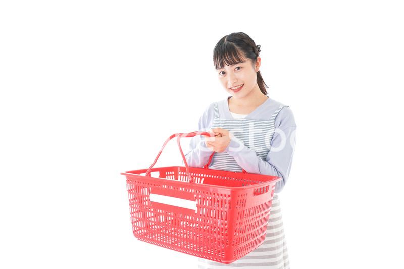 スーパーで買い物をする若い主婦