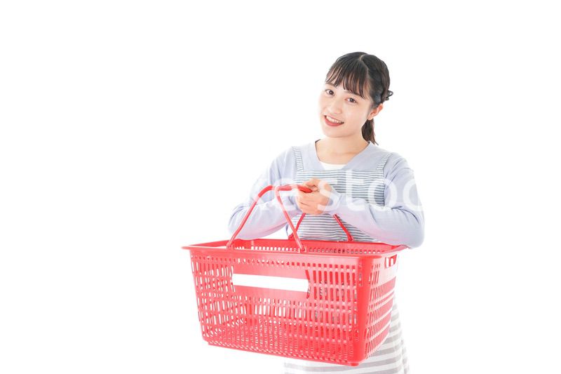 スーパーで買い物をする若い主婦