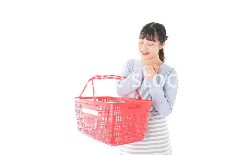 スーパーで買い物をする若い主婦