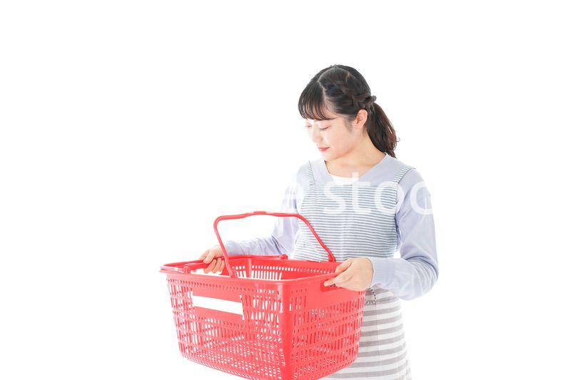 スーパーで買い物をする若い主婦
