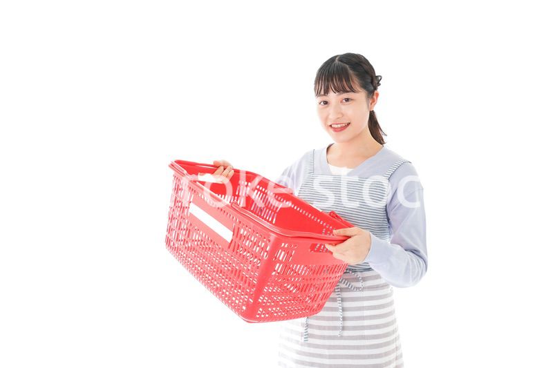 スーパーで買い物をする若い主婦