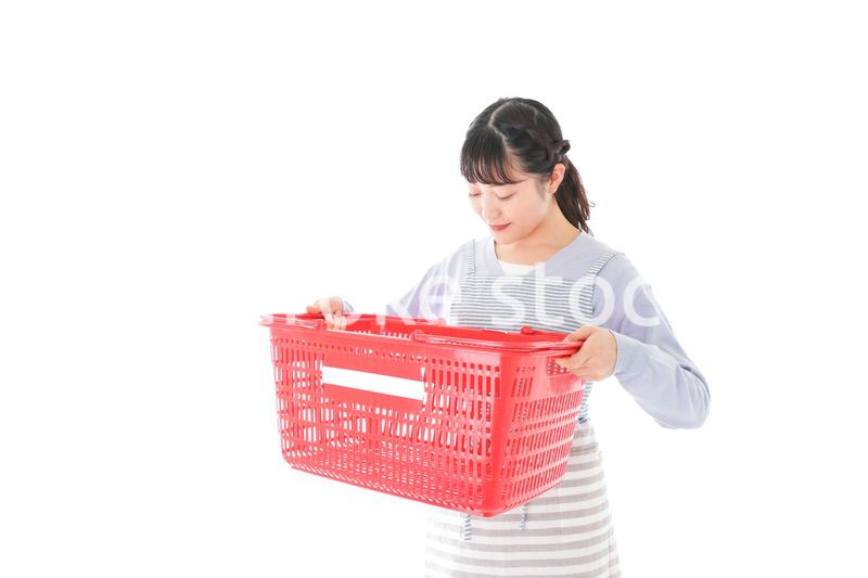 スーパーで買い物をする若い主婦