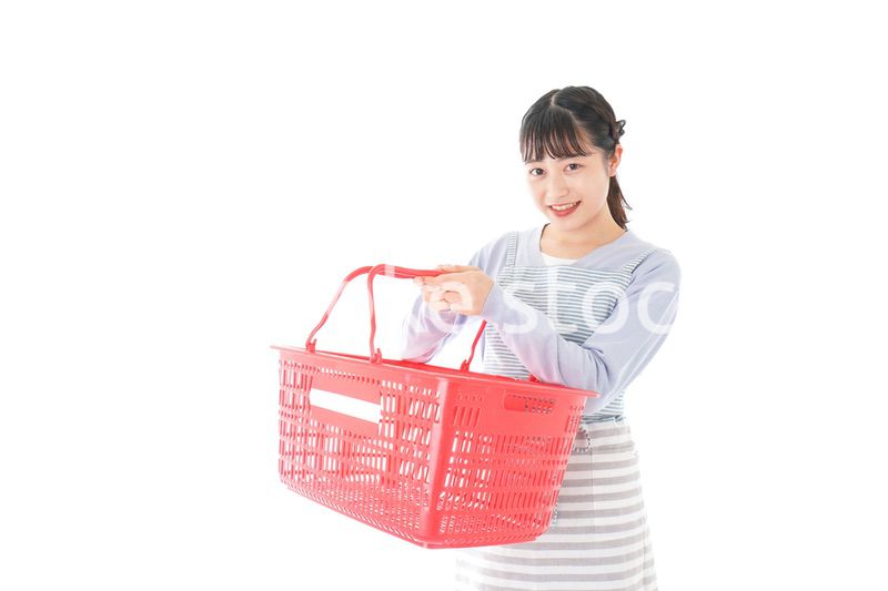スーパーで買い物をする若い主婦