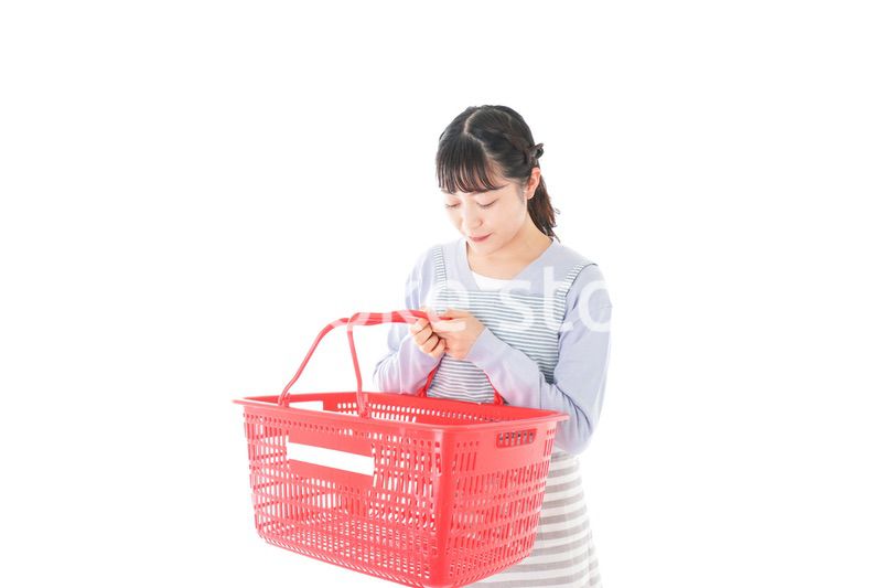 スーパーで買い物をする若い主婦