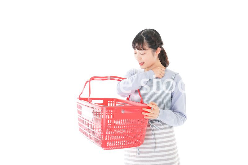 スーパーで買い物をする若い主婦