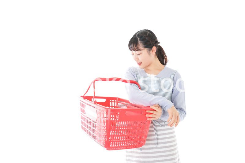 スーパーで買い物をする若い主婦