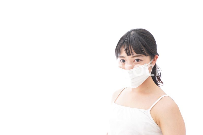 マスクをする若い女性