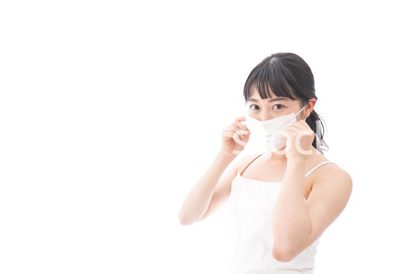 マスクをする若い女性
