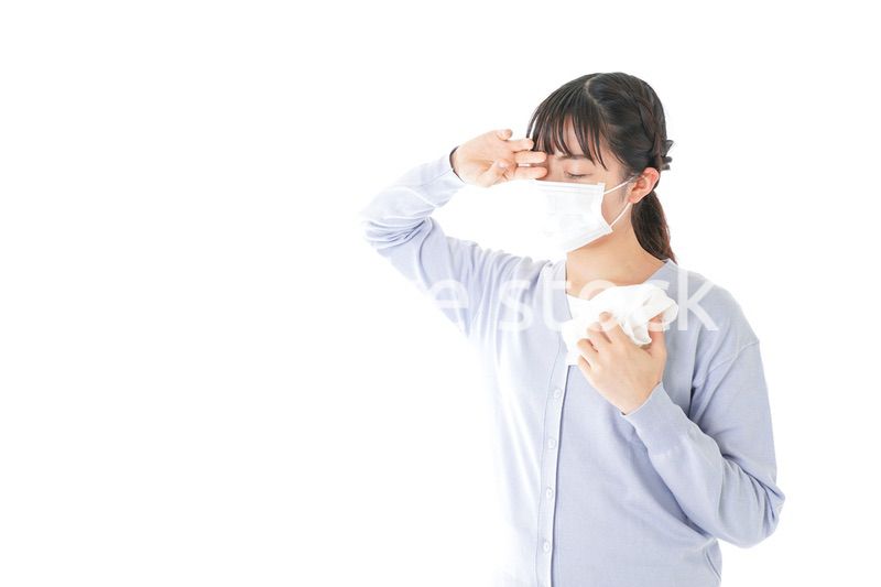 花粉症に苦しむ若い女性