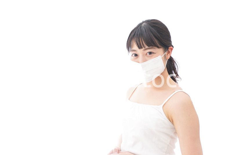 マスクをする若い女性