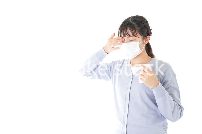 花粉症に苦しむ若い女性