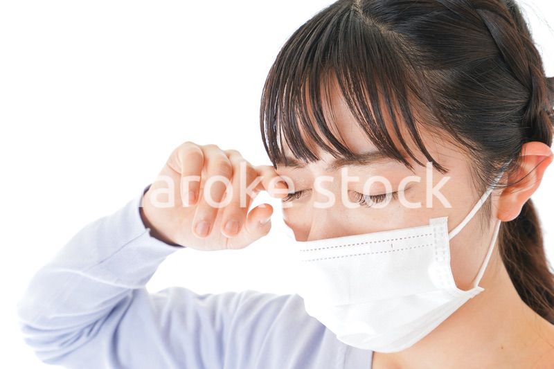 花粉症に苦しむ若い女性