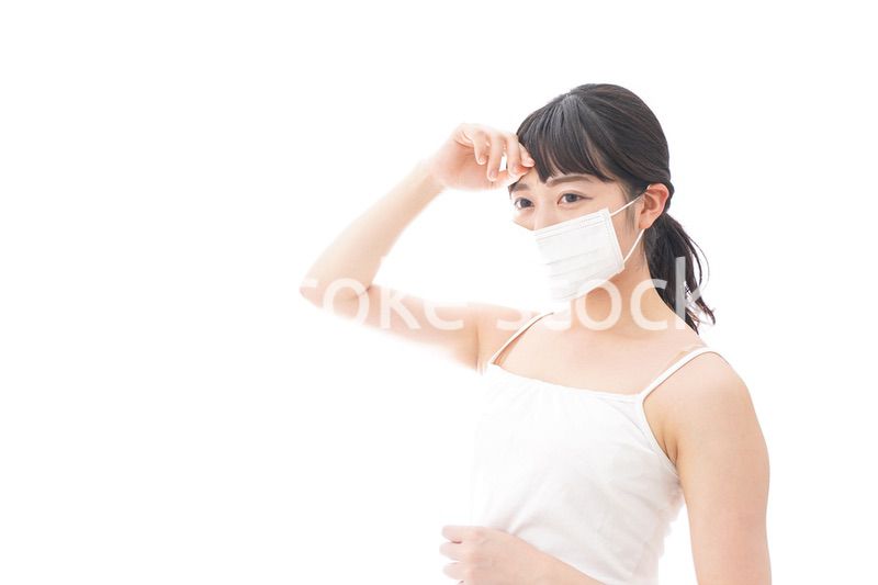 マスクをする若い女性