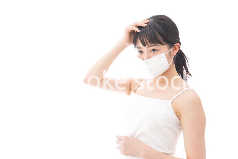 マスクをする若い女性