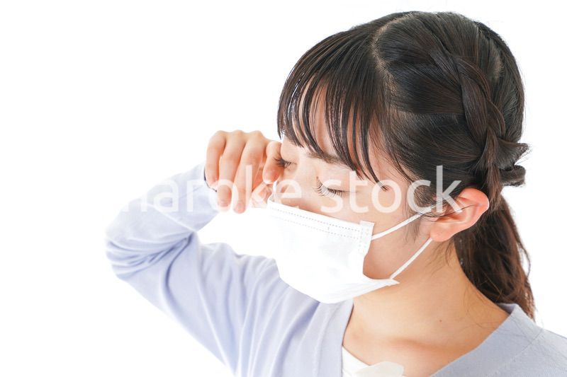 花粉症に苦しむ若い女性