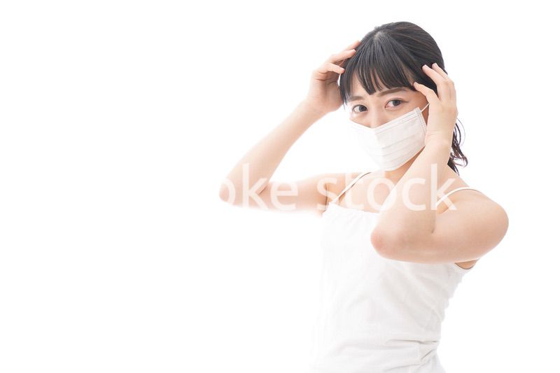 マスクをする若い女性