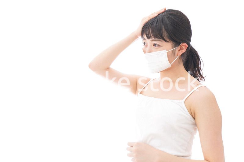 マスクをする若い女性