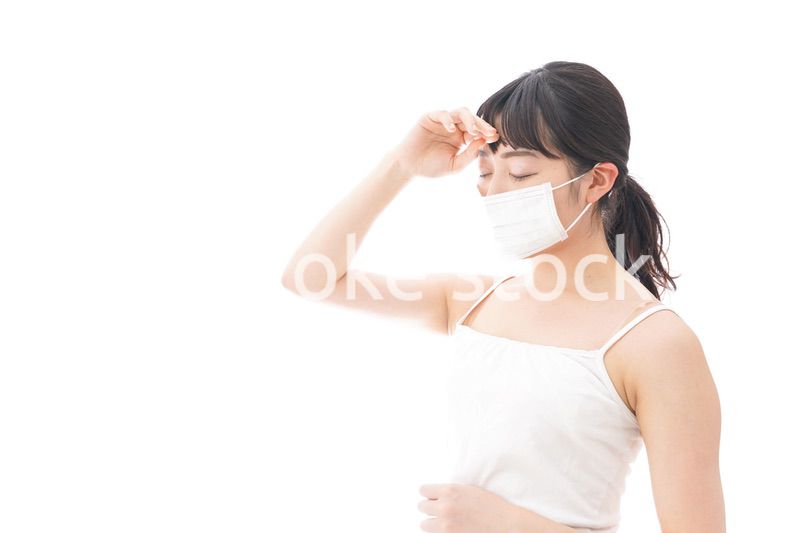 マスクをする若い女性