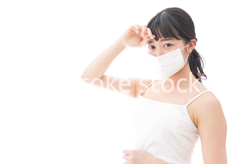 マスクをする若い女性