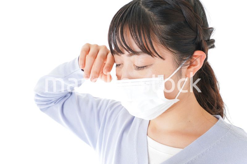 花粉症に苦しむ若い女性