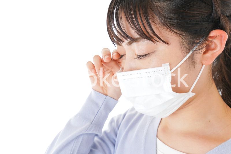 花粉症に苦しむ若い女性